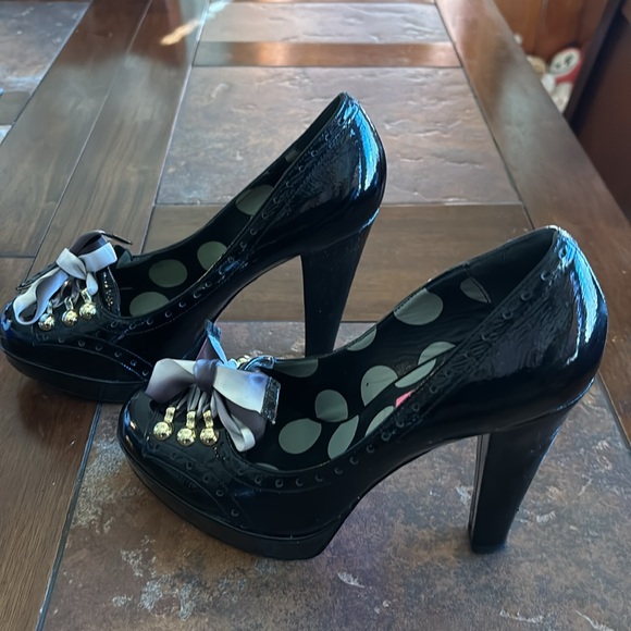 Betsey Johnson Patent Leather High Heels with Gold Accent & Bows!!! - Picture 6 of 12